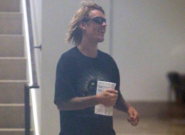 Justin Bieber házassági tanácsadó könyvvel