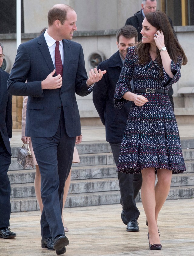 Kate Middleton Chanel ruhában és Vilmos 