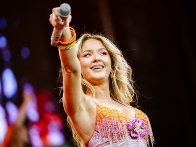 Zara Larssont annyira elvarázsolták a magyar rajongók a Sziget Fesztiválon, hogy két embert is felhívott a színpadra