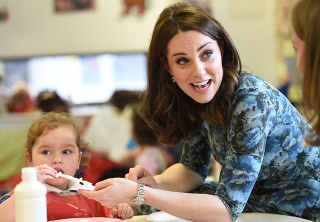 Kate Middleton a művészeti foglalkozáson