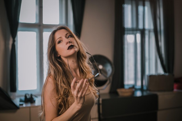 Miták Berni, a GLAMOUR Nagykövete megmutatja a nyár legmenőbb napszemüvegeit