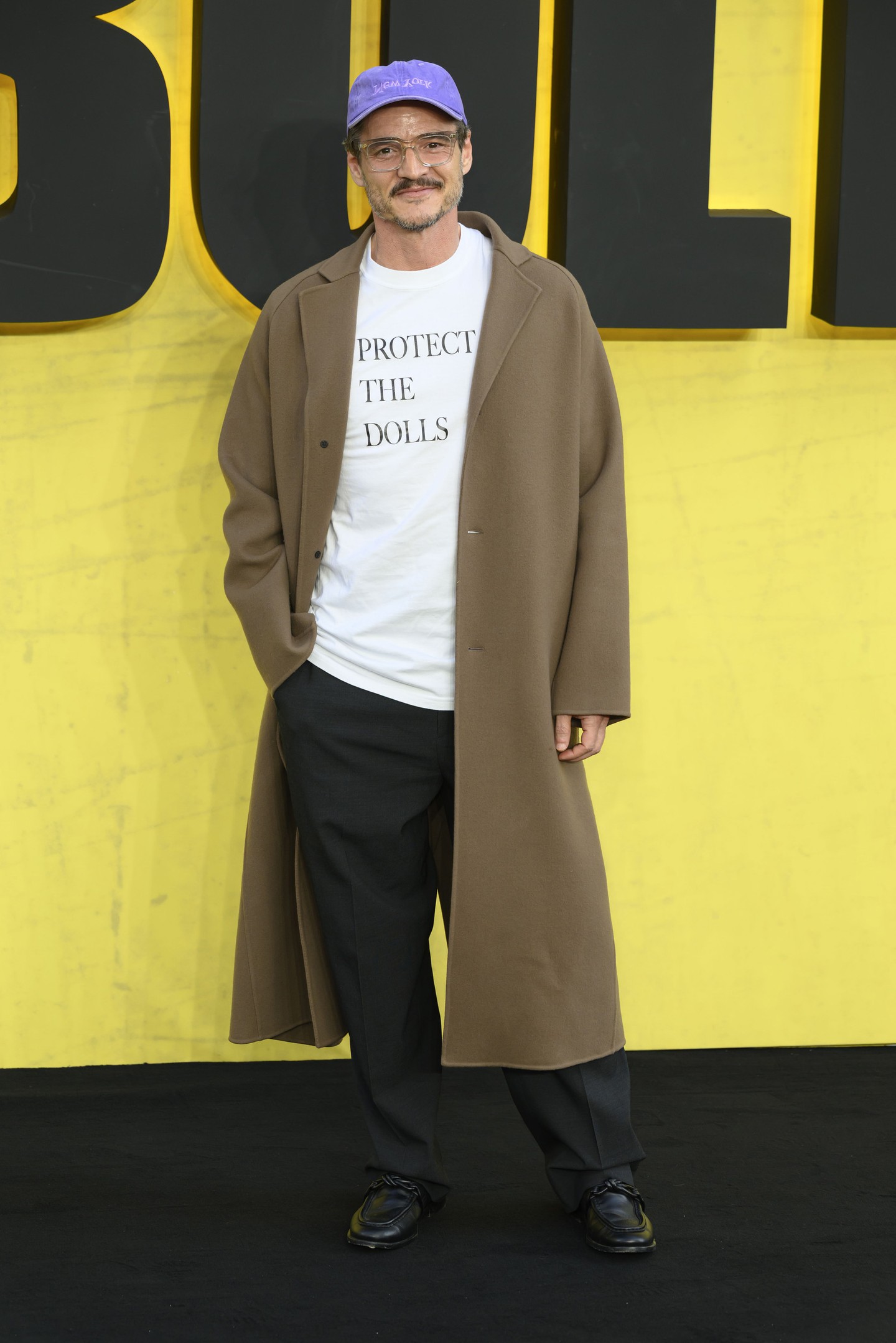 A Mennydörgők* londoni premierjén a ruhájával üzent: „Protect the dolls” feliratú pólójával a transzneműek mellett állt ki. A színész régóta szószólója az LMBTQ+ közösségnek - különösen a transznemű nőknek. Húga, Lux Pascal, 2021 februárjában vallotta be transzneműségét.