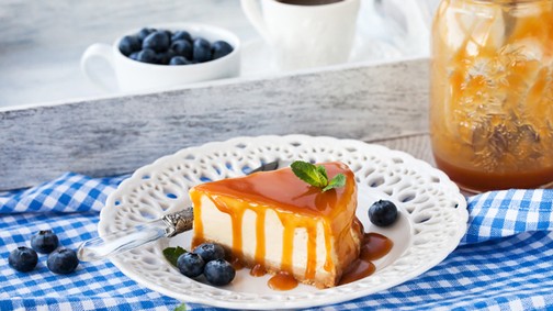 Indítsd a hetet ezzel a csodás sóskaramellás-sajttortával