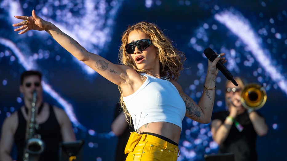 Rita Ora legújabb ruhaválasztása több, mint merész