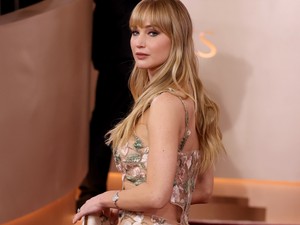 Jennifer Lawrence élete legmeztelenebb ruháját vállalta be a Golden Globe-on, csupán néhány virág takarta a testét