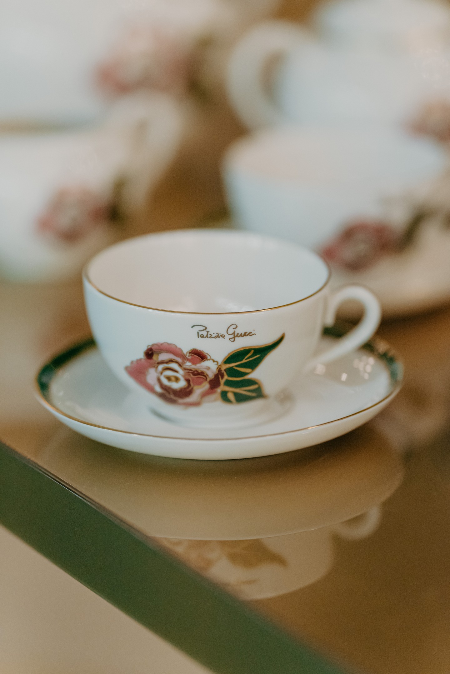 A rózsát az arany részletek teszik elegánssá