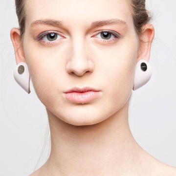 Börcsök Anna szerint a nemesfém használata csak akkor szükséges, ha a narratíva szempontjából lényeges