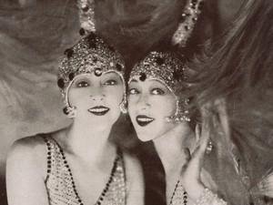 Vass Virág regénye elhozza a magyar származású Dolly ikrek igaz történetét a századelő fénykorából