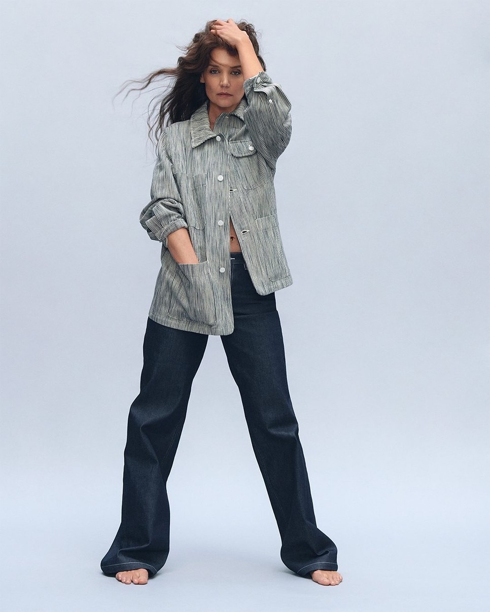 Katie Holmes együttműködött a francia APC márkával egy új kollekción, amely a klasszikus és vintage ihletésű francia dizájnt testesíti meg.