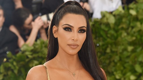 Kim Kardashian testét csak bankjegyek takarták, amikor utcára lépett