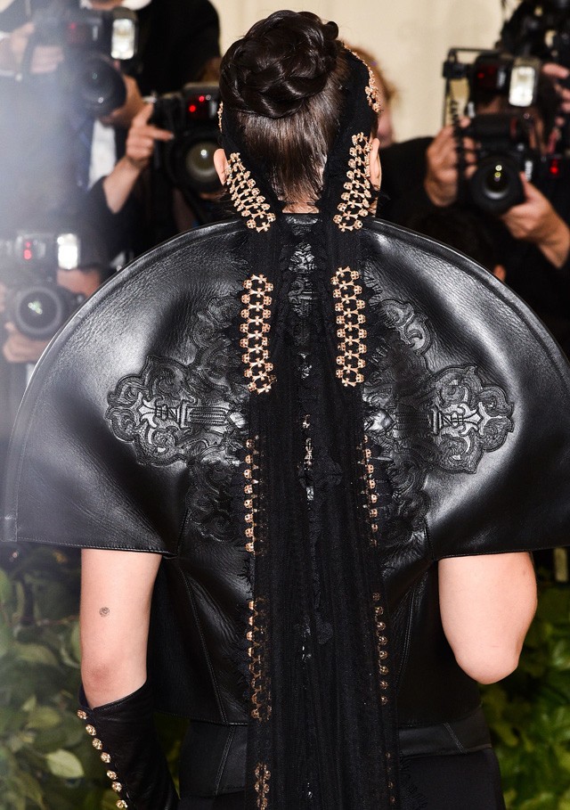 Bella Hadid fejdísze a MET gálán