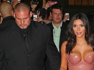 Beperelték Kim Kardashian testőrét, nem is akármiért!