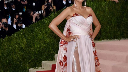A terhes Blake Lively tündöklő rózsaszínben a Met gálán