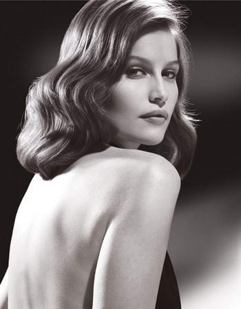 Ellenállhatatlan nőiessége káprázatos.