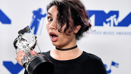 A színpadon törölte le sminkjét, és vett utcai ruhát - ez volt az MTV VMA történetének egyik legzseniálisabb fellépése