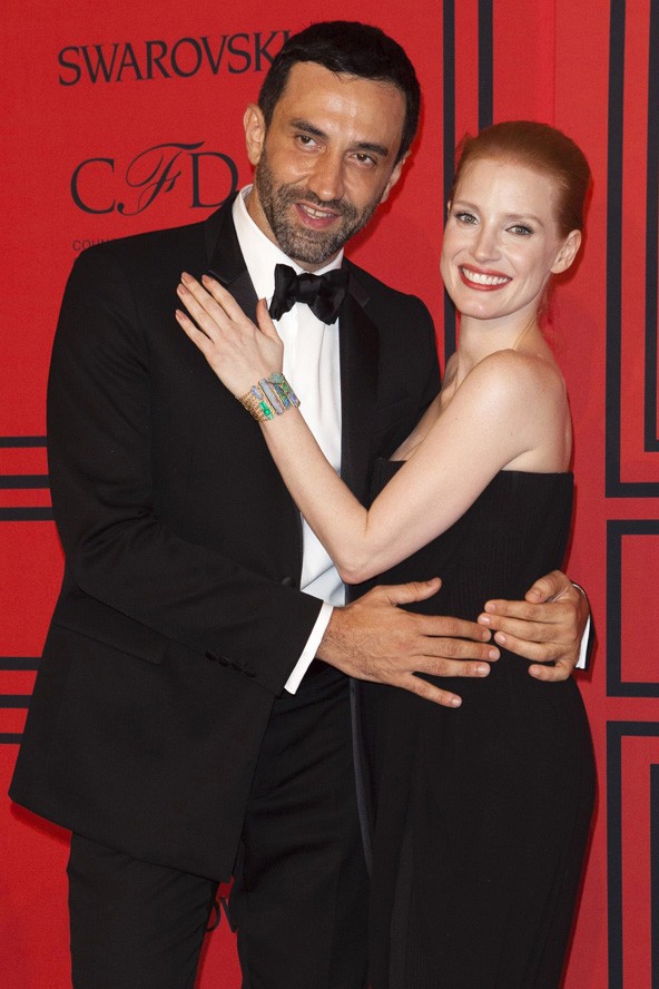 Riccardo Tisci és Jessica Chastain együtt örülnek a dizájner díjának