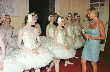 1997 júniusában kék Jacques Azagury-ruhában nyűgözte le a közönséget Diana hercegné a Royal Albert Hallban, ahol a Hattyúk tava című előadást nézte meg. Az előadás után a hercegné – aki az Angol Nemzeti Balett védnöke volt – a színfalak mögött üdvözölte a táncosokat.