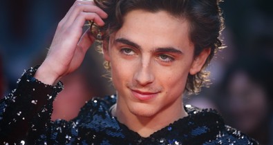 Timothée Chalamet saját tervezésű pulóverrel áll ki az afgán nők jogai mellett