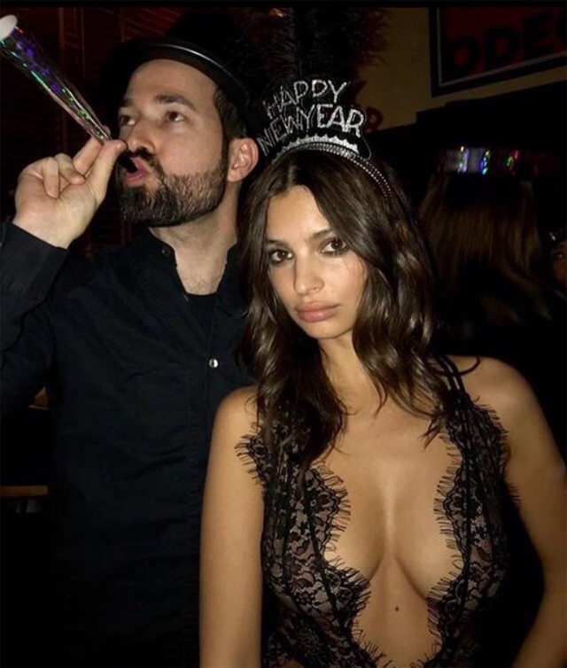 Emily Ratajkowski köszönti az újévet