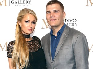 Paris Hilton exe visszakéri az eljegyzési gyűrűt