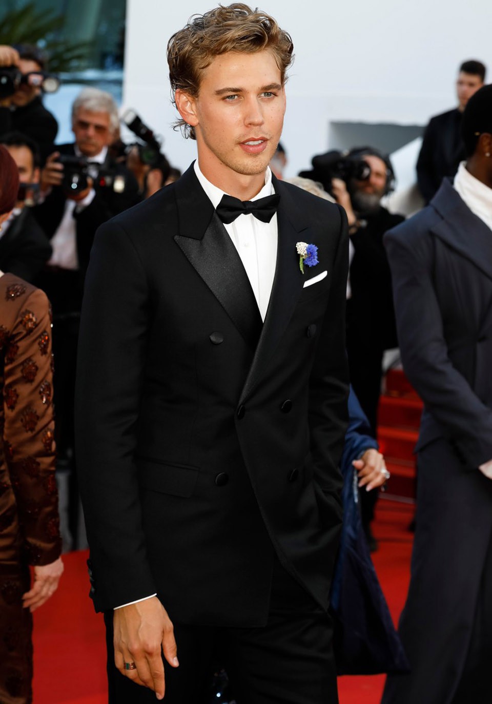  Austin Butler egy Prada öltönyben jelent meg az Elvis cannes-i premierjén. A reveren viselt nefelejcs virág alakú bross talán a háború áldozataira hívja fel a figyelmet