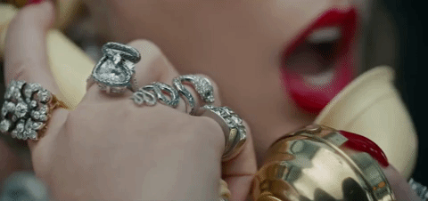 Lehidalsz! Taylor Swift laza 10 millió dollárnyi gyémántban fetreng új klipjében