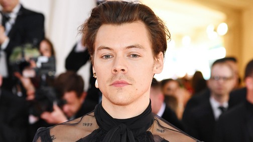 Oscar Wilde-különdíj: fiú gyöngy fülbevalóvalóval - Harry Styles a Met gála királya