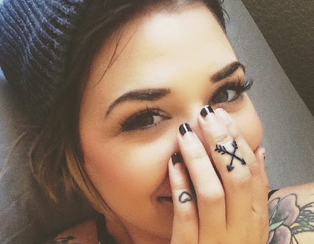 tetoválás, tetkó, tetoválás ujjra, tetoválás ujjra, miniatűr tetoválás, rihanna, cara delevingne