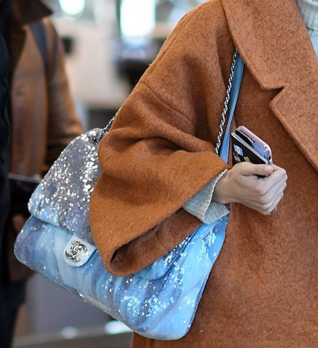 Gigi Hadid óriási Chanel táskája