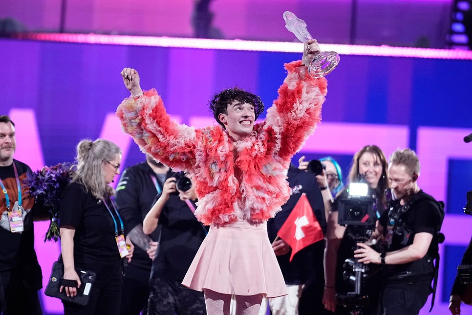 Itt még egy darabban van az Eurovíziós Dalfesztivál 25 éves nyertesének trófeája