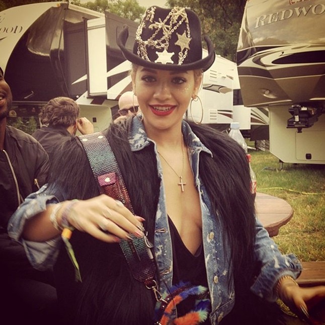 Rita Ora komolyan veszi a fesztiváll szettet.