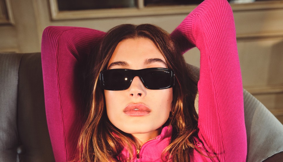 Hailey Bieber bemutatta a saját Vogue napszemüveg kollekcióját