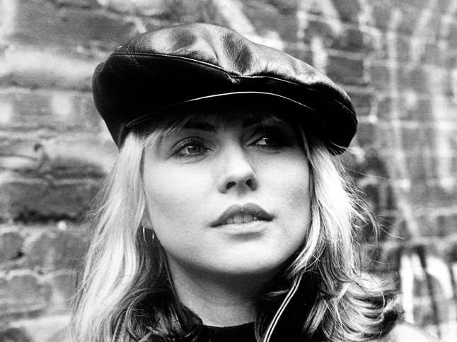 Bármit vett fel azonnal divat lett