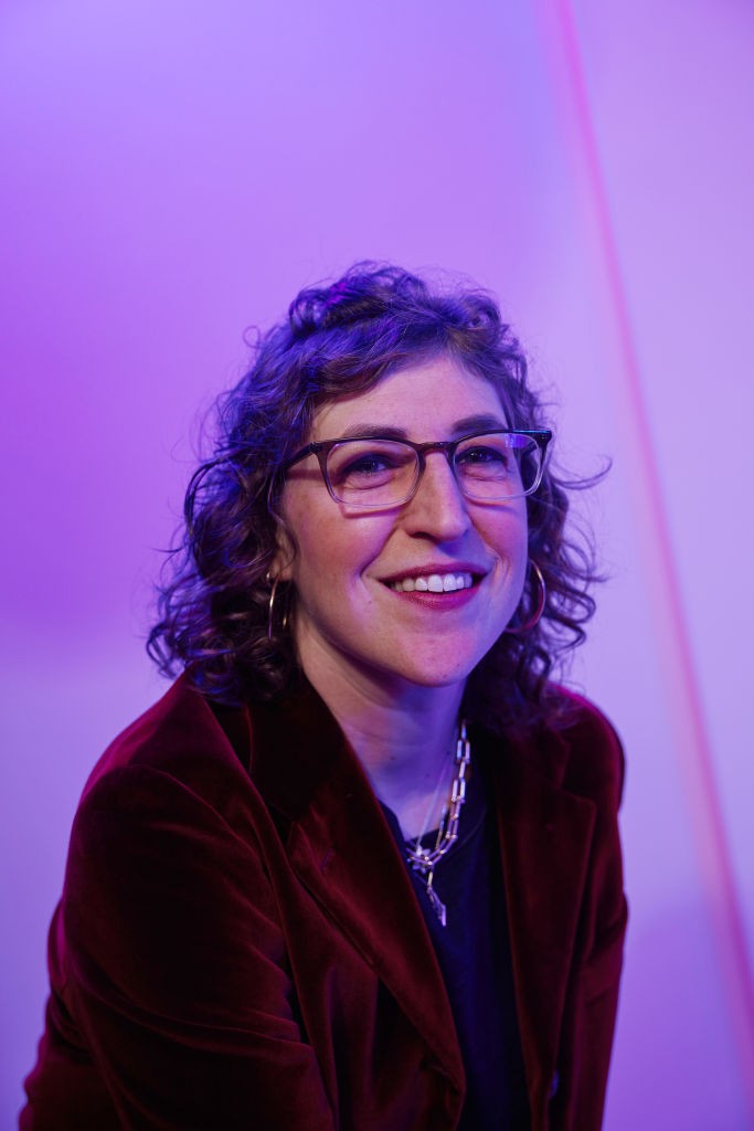 Mayim Bialik az SXSW 2024 portréstúdiójában pózolt Austinban. Bordó blézert, fekete felsőt és karakteres szemüveget viselt. Bohókás frizurája és a mosolya láttán mi is azonnal jókedvre derültünk.