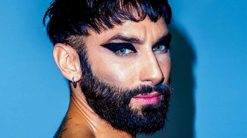 Conchita Wurst szexi lábvillantós ruháját Jennifer Lopez is megirigyelné