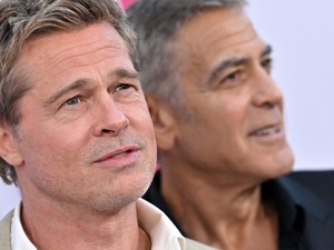 Szem nem marad szárazon: így gratulált Brad Pitt George Clooney életműdíjához a velencei filmfesztiválon