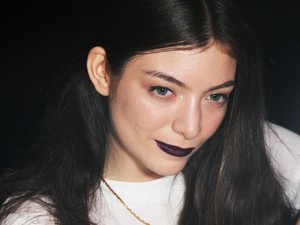 Így készült Lorde Grammy-sminkje