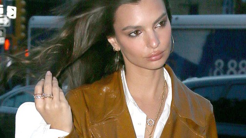 Emily Ratajkowski megmutatja, milyen az ősz legmenőbb kabátja