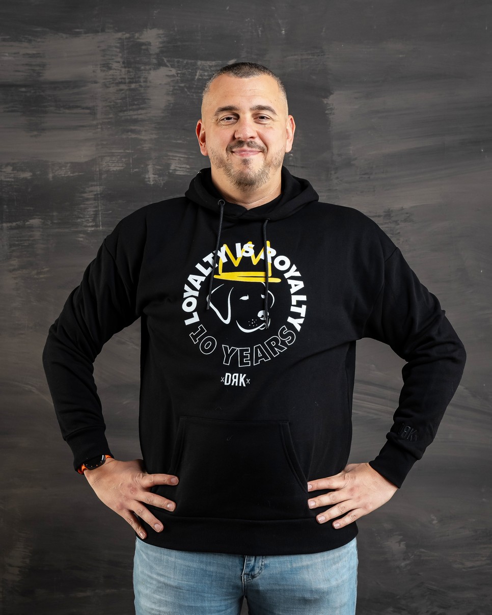 Cseh Laci világbajnok úszó is büszkén viseli a jótékonyságot támogató Dorko pulóvert