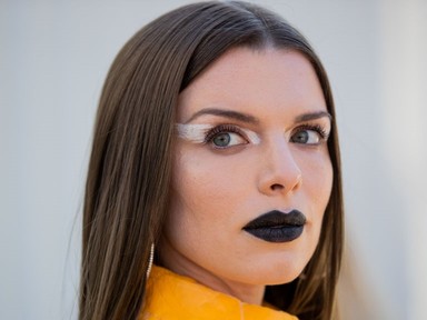 Julia Fox műanyagba csomagolva lépett a vörös szőnyegre