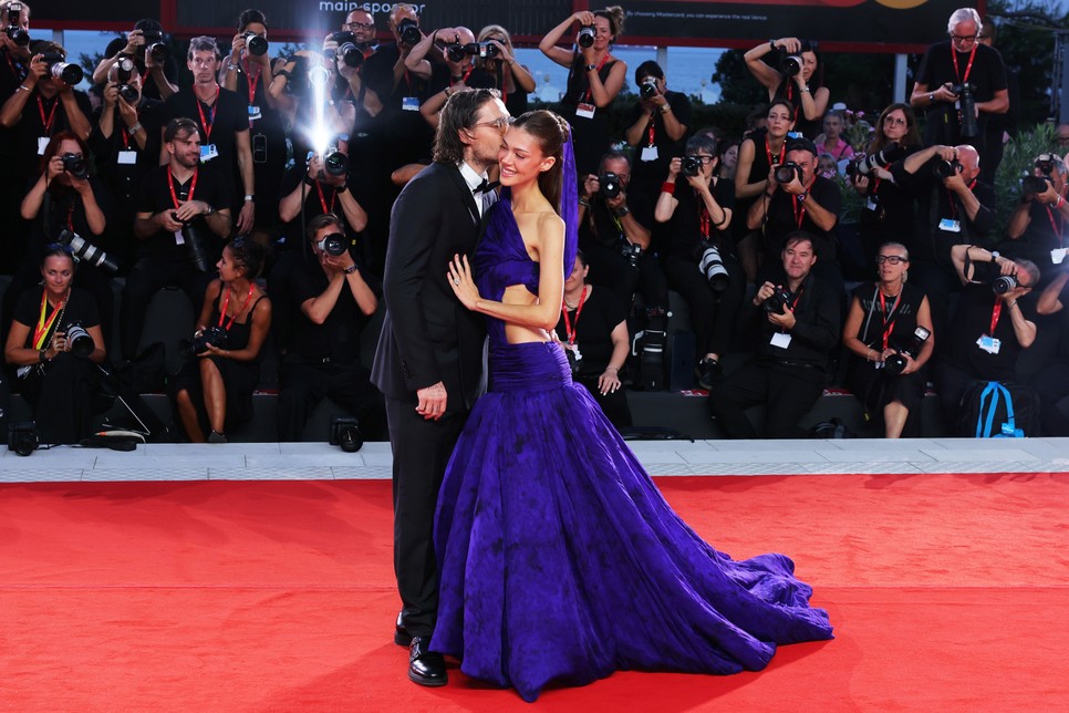 Brooklyn Beckham büszkén kísérte színésznő feleségét a vörös szőnyegen