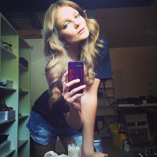 Igen, Mihalik Enikő az iPhone tokjában tartja a metrókártyáját.