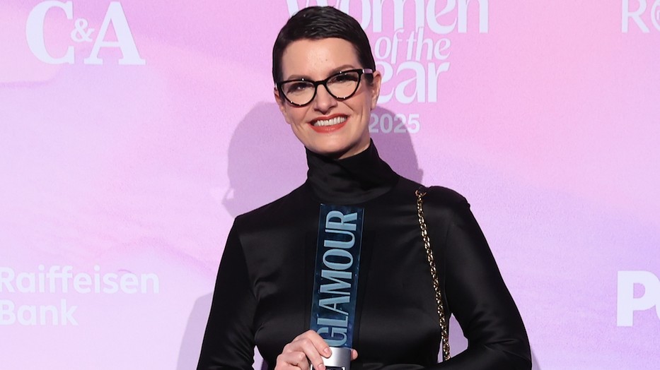 Szentesi Éva az év írónője kategóriában kapta meg a GLAMOUR Women of the Year díjat, amit egy szatén kis feketében vett át