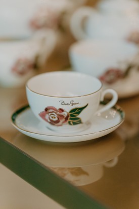 A rózsát az arany részletek teszik elegánssá