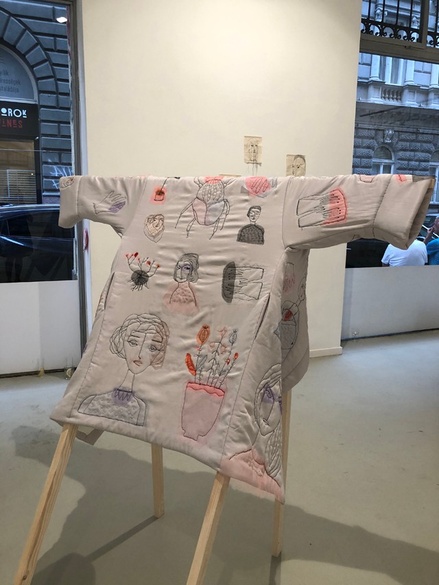 A New York-ban élő színésznő hímzései díszítik a magyar márka új kollekcióját