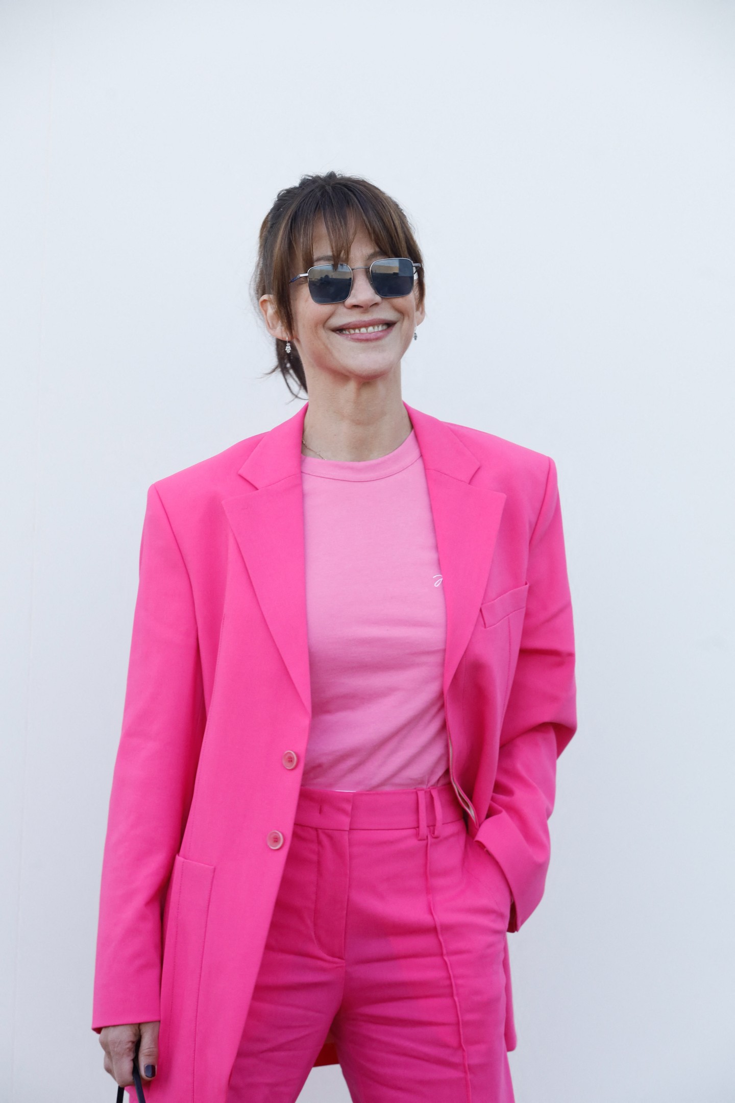 2022. december 12-én Sophie Marceau is jelen volt a Jacquemus legújabb kollekcióját bemutató divatshow-n a franciaországi Le Bourget-ben. A világsztár egy vibráló, mégis játékos rózsaszín összeállításban érkezett az eseményre, amely tökéletesen tükrözte időtlen stílusérzékét és fiatalos kisugárzását.