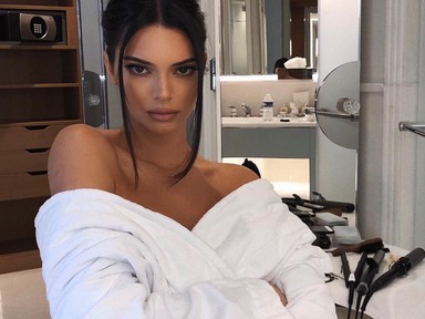 Kendall Jenner pucéran borozgat és ezzel a fotóval még Kim Kardashianon is túltett!