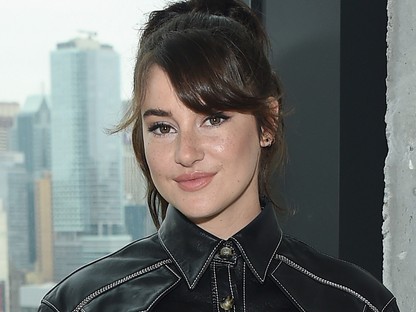 Piros bőrnadrág és tollak? Shailene Woodley-nak még ez is jól áll