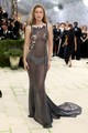 Gigi Hadid 2026-os Met-gála ruháját két nappal a rendezvény előtt készítették el, és centiről centire a testére tervezték. A ruha Hadid kedvenc ötleteinek egyvelege, amelyeket korábbi Miu Miu-kollekciókból merített.
