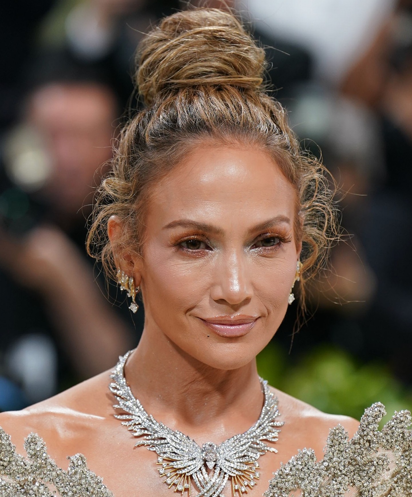 Mivel Jennifer Lopez ruhakölteménye már önmagában elég feltűnő megjelenést kölcsönzött a Met-gálán, így a smink és a haj kifinomultan visszafogott volt.
